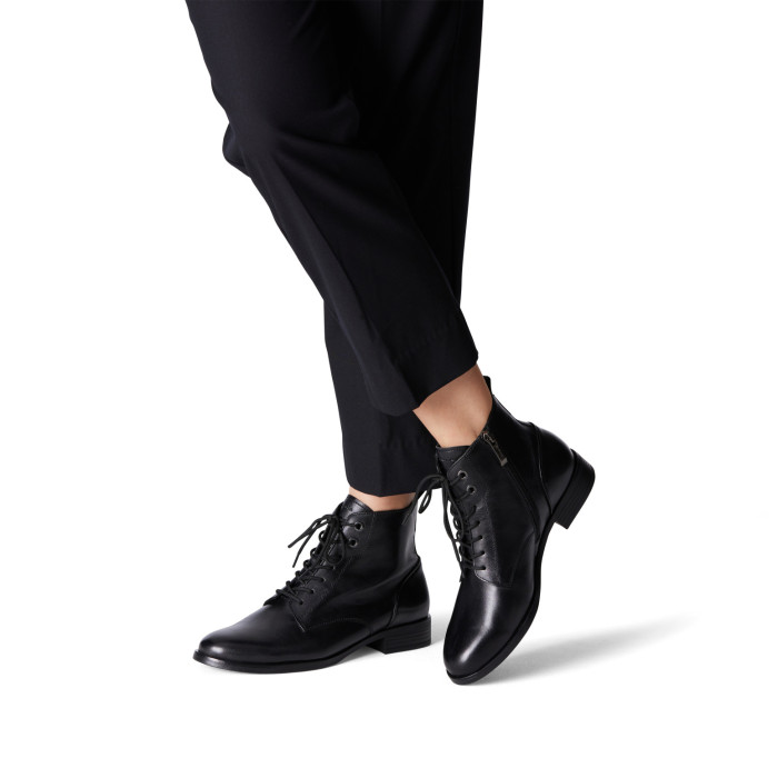 detail Dámské kotníkové boty Tamaris 1-25121-43 001 Černé