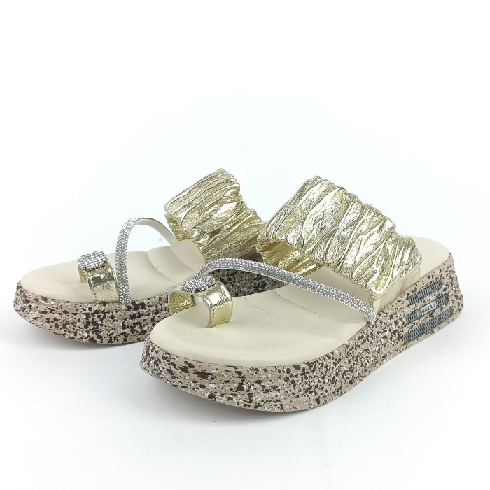 detail Dámské žabky na platformě Guero P021-252-6 zlaté