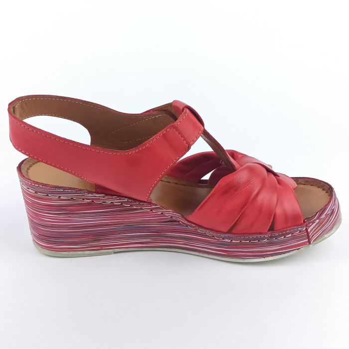 detail Dámské sandály na klínku Karyoka 2676-507 červené