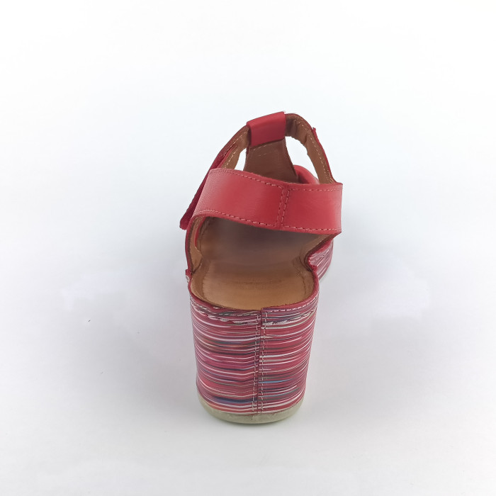 detail Dámské sandály na klínku Karyoka 2676-507 červené