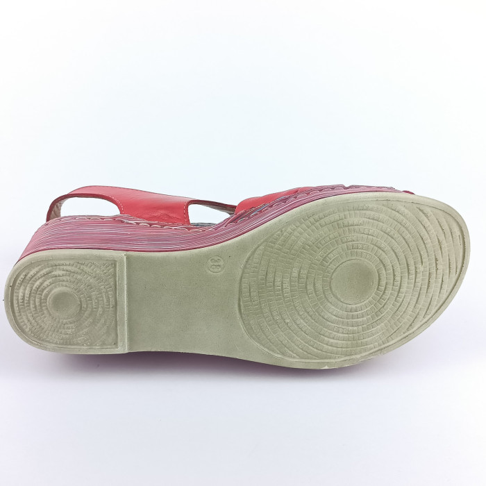 detail Dámské sandály na klínku Karyoka 2676-507 červené