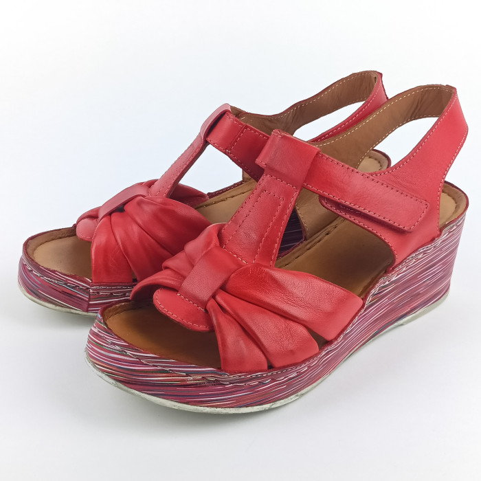 detail Dámské sandály na klínku Karyoka 2676-507 červené