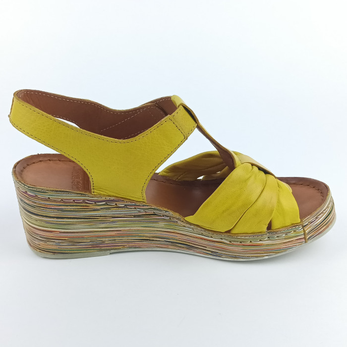 detail Dámské sandály na klínku Karyoka 2676-499 žluté