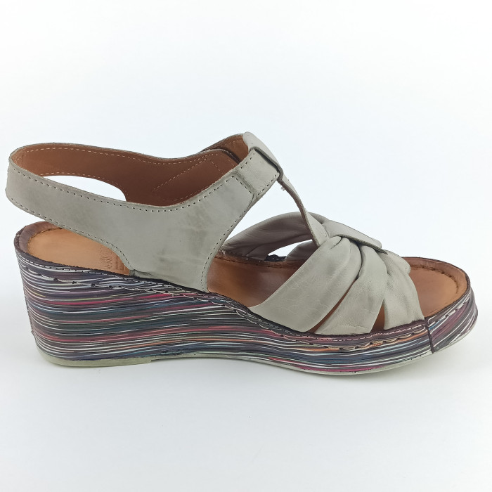 detail Dámské sandály na klínku Karyoka 2676-528 šedé