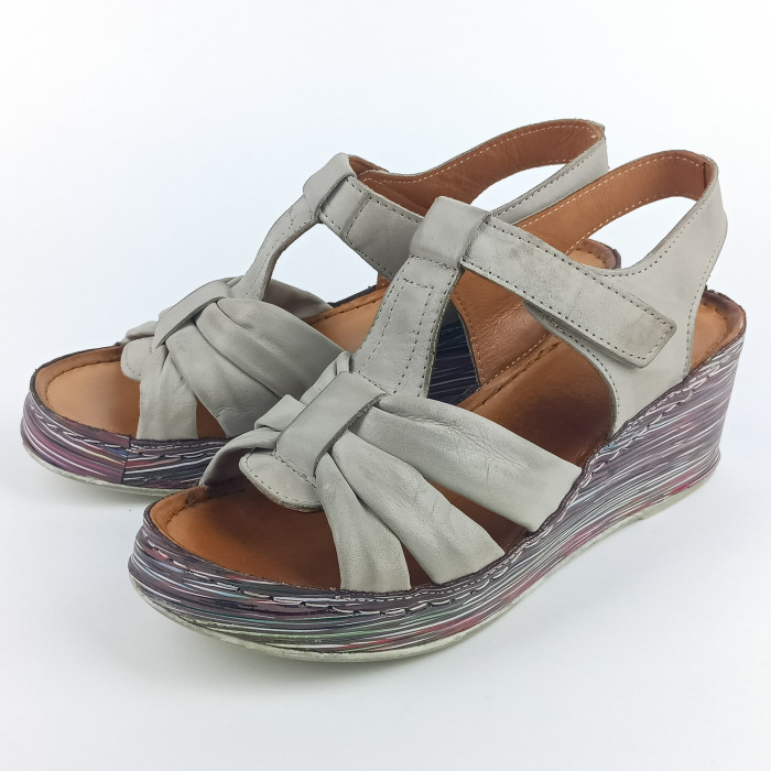 detail Dámské sandály na klínku Karyoka 2676-528 šedé