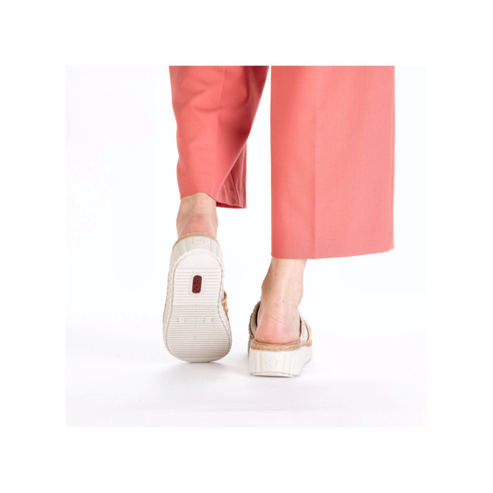 detail Dámské pantofle na klínku Rieker 69278-60 béžové